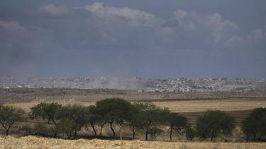 Humo de un bombardeo israelí se eleva sobre los edificios en el norte de la Franja de Gaza, visto desde el sur de Israel, el lunes 2 de junio de 2025. (AP Foto/Maya Alleruzzo)