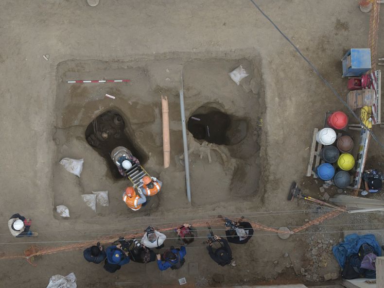 Arqueólogos trabajan en el sitio donde operarios de una empresa descubrieron restos óseos que serían de la cultura preincaica Chancay mientras excavaban una línea de gas natural en el distrito de Puente Piedra, en las afueras de Lima, Perú, el jueves 31 de julio de 2025. (Foto AP/Guadalupe Pardo)