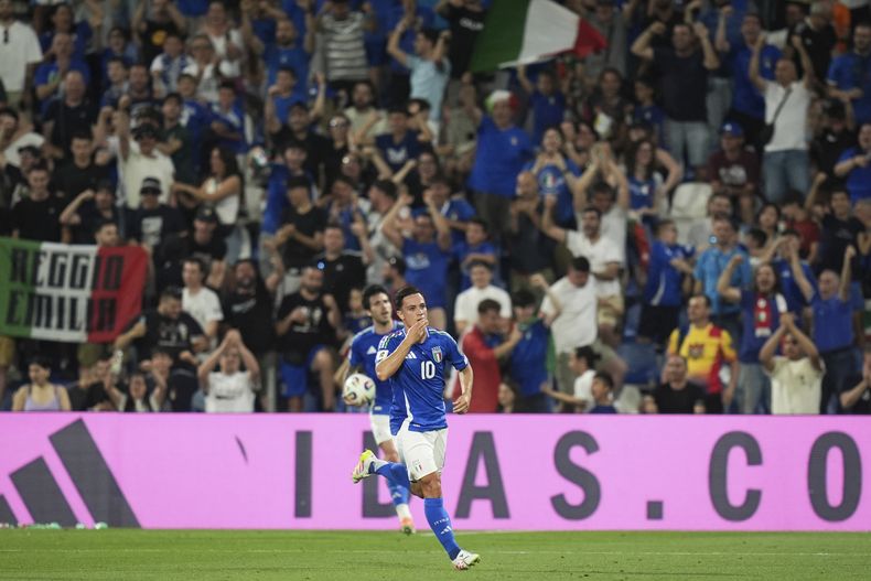 El italiano Giacomo Raspadori celebra tras anotar en la eliminatoria al Mundial ante Moldavia el lunes 9 de junio del 2025. (Massimo Paolone/LaPresse via AP)
