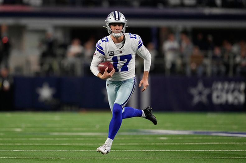 ARCHIVO - El pateador Brandon Aubrey, de los Cowboys de Dallas, corre con el balón después de una jugada sorpresa durante la primera mitad de un partido de la NFL en contra de los Vikings de Minnesota, el sábado 14 de diciembre de 2025, en Arlington, Texas. (AP Foto/Tony Gutierrez, Archivo)