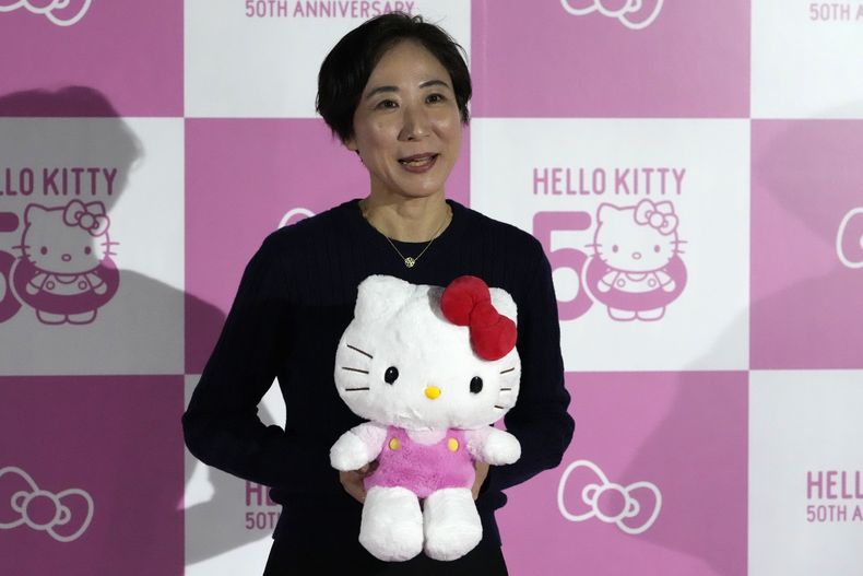 Yuko Akiyama, una de las directoras de Sanrio, habla con los medios durante la exposición A medida que yo cambio, ella también, que conmemora el 50 aniversario de Hello Kitty en el Museo Nacional de Tokio el miércoles 30 de octubre de 2024. (Foto AP/Shuji Kajiyama)