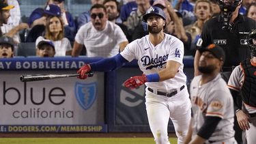 Dodgers superan a Gigantes 6-3, Muncy pega dos jonrones