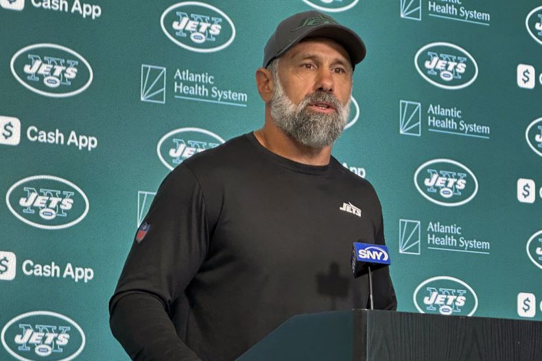 El entrenador en jefe interino de los Jets de Nueva York, Jeff Ulbrich, habla con periodistas en las instalaciones del equipo en Florham Park, Nueva Jersey, el jueves 10 de octubre de 2024. (AP Foto/Dennis Waszak Jr.)