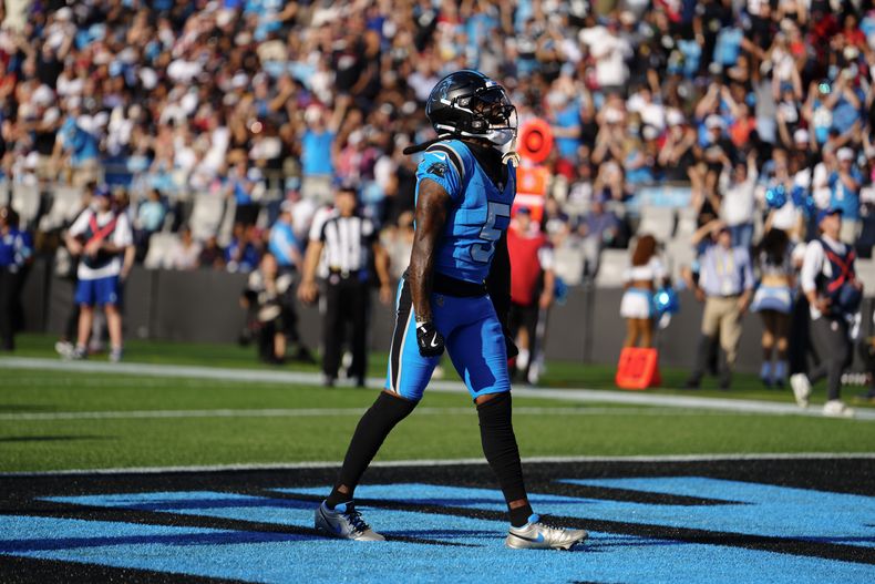 Diontae Johnson, receptor de los Panthers de Carolina, celebra un touchdown en el partido del domingo 13 de octubre de 20224, ante los Falcons de Atlanta (AP Foto/Jacob Kupferman)