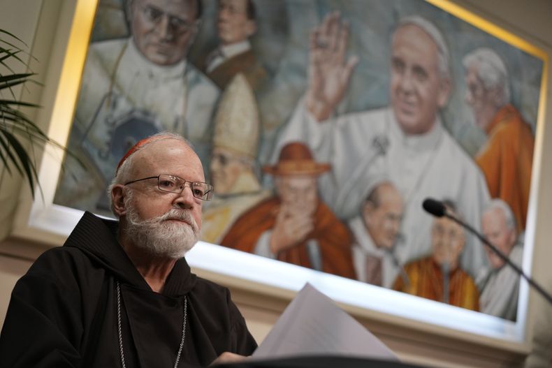 El cardenal de Boston, Sean Patrick OMalley, jefe de la Comisión Pontificia para la Protección de Menores, asiste a una conferencia de prensa en el Vaticano, el viernes 29 de abril de 2022, luego de reunirse con el papa Francisco. (Foto AP/Andrew Medichini, Archivo)