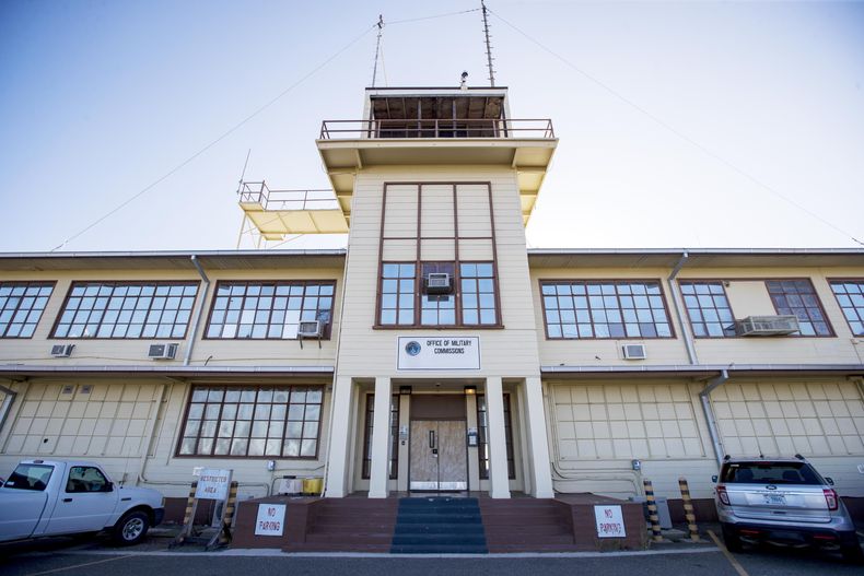 ARCHIVO - En esta fotografía revisada por funcionarios militares de Estados Unidos puede verse el edificio de la Oficina de Comisiones Militares, el 18 de abril de 2019, en la base naval de la bahía de Guantánamo, Cuba. (AP Foto/Alex Brandon, archivo)