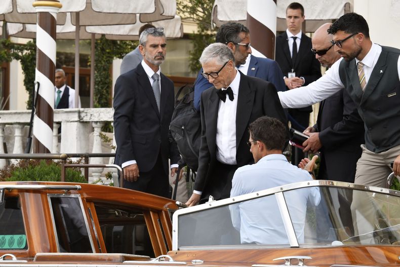 Bill Gates sale de un hotel previo a la boda de Jeff Bezos y Lauren Sanchez, en Venecia, Italia, el viernes 27 de junio de 2025. (Foto AP/Luigi Costantini)