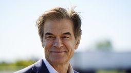 Mehmet Oz visita el Centro de Pruebas, Escuela de Manejo y Licencias AW, el 23 de septiembre de 2022, en Allentown, Pensilvania. (AP Foto/Matt Rourke, Archivo)