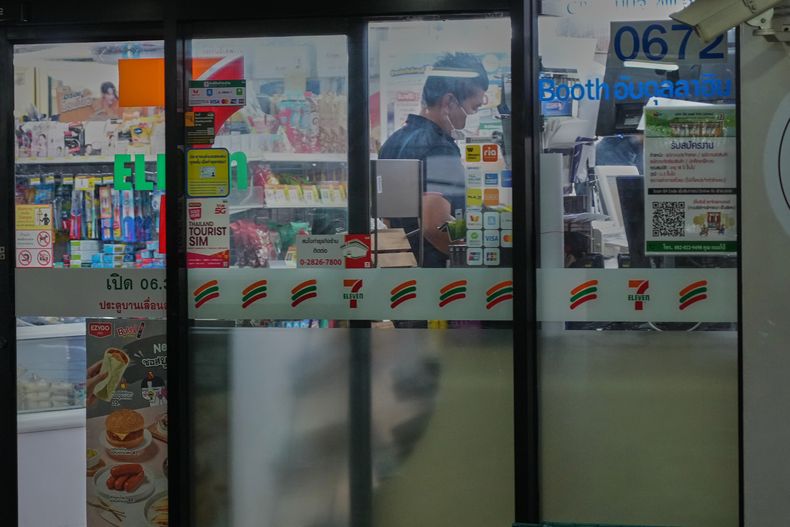 Un cliente hace fila para comprar en una tienda en Bangkok, Tailandia, el miércoles 3 de diciembre de 2025. (AP Foto/Sakchai Lalit)