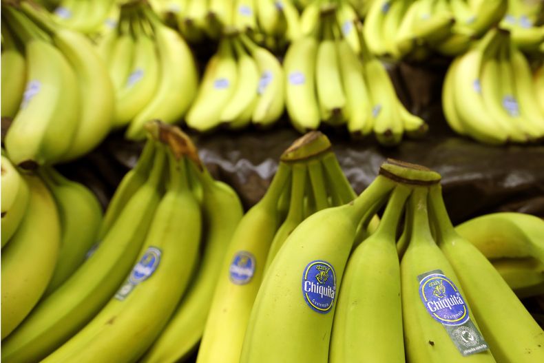 ARCHIVO - Los plátanos de la marca Chiquita están a la venta en una tienda de comestibles en Zelienople, Pensilvania, el 10 de septiembre de 2014. (AP Foto/Keith Srakocic, Archivo)