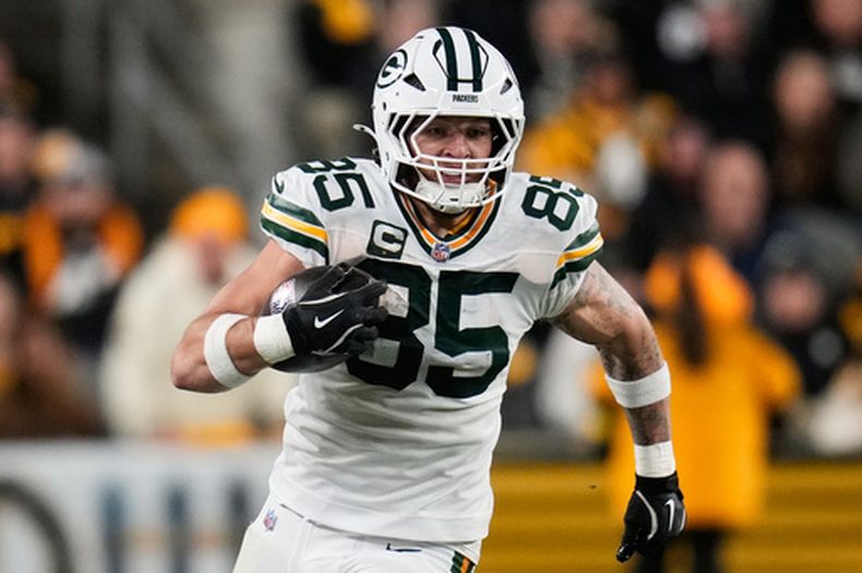 ARCHIVO - Tucker Kraft (85), ala cerrada de los Packers de Green Bay, lleva el balón durante la primera mitad del partido de la NFL en contra de los Steelers de Pittsburgh, el 26 de octubre de 2025. (AP Foto/Sue Ogrocki, Archivo)