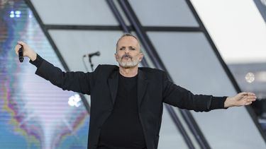 ARCHIVO - El astro español Miguel Bosé durante su presentación en RiseUp As One en Cross Border Xpress en San Diego el 15 de octubre de 2016. Bosé dijo al programa El Hormiguero el 19 de septiembre que los asaltantes que robaron su casa en agosto, cuando él y su familia estaban presentes, lo reconocieron, dijeron que eran sus fans y le pidieron una selfie. (Foto Alan Hess/Invision/AP, archivo)