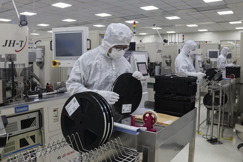 Trabajadores inspeccionan artículos en las instalaciones de un fabricante de circuitos integrados el miércoles 15 de enero de 2025, en la ciudad de Binzhou, provincia de Shandong, en el este de China. (Chinatopix vía AP)