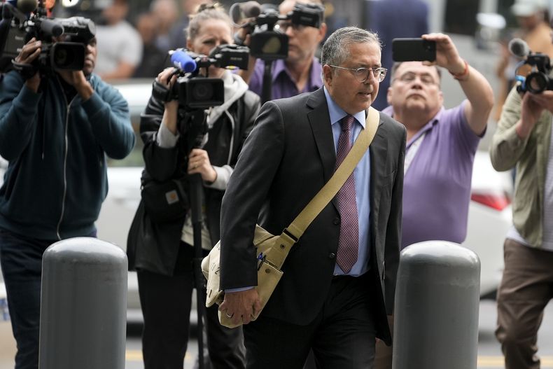 Marc Agnifilo, abogado de Sean Diddy Combs, llega al tribunal federal de Manhattan el martes 17 de septiembre de 2024 en Nueva York. (Foto AP/Seth Wenig)
