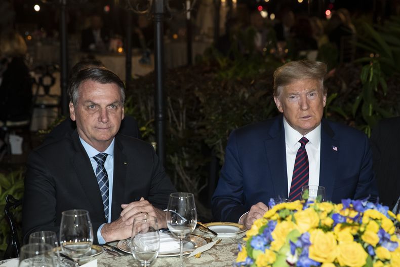 ARCHIVO – El presidente de Estados Unidos, Donald Trump, derecha, junto al presidente brasileño Jair Bolsonaro, en un almuerzo en Mar-a-Lago, en Palm Beach, Florida, el 7 de marzo de 2020. (AP Foto/Alex Brandon, Archivo)