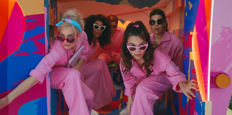 En esta imagen proporcionada por Warner Bros. Pictures, Margot Robbie, de izquierda a derecha, Alexandra Shipp, Michael Cera, Ariana Greenblatt y America Ferrera en una escena de Barbie. (Warner Bros. Pictures vía AP)