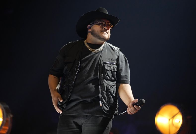 Adelaido Solís Payo de Grupo Frontera durante su presentación en los Latin American Music Awards el 20 de abril de 2023 en la arena MGM Grand Garden en Las Vegas. (Foto AP/John Locher)