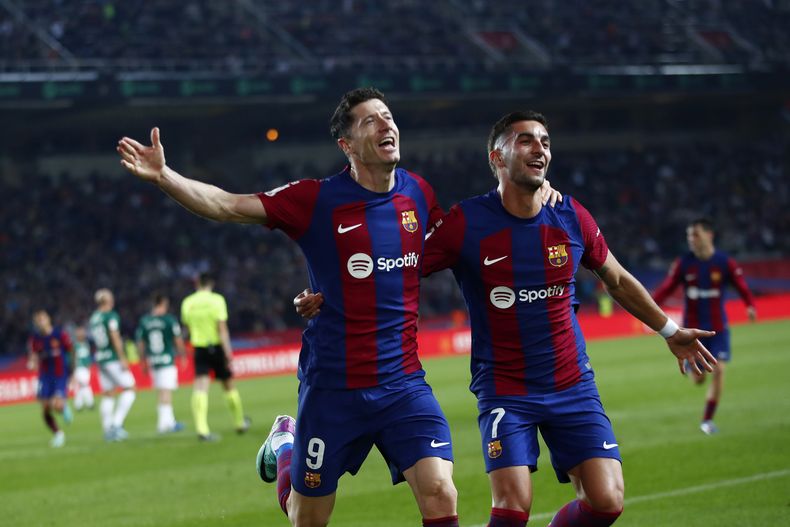 Robert Lewandowski del Barcelona celebra tras anotar en el encuentro ante el Alavés de la liga española en el Estadio Montjuic el domingo 12 de noviembre del 2023. (AP Foto/Joan Monfort)