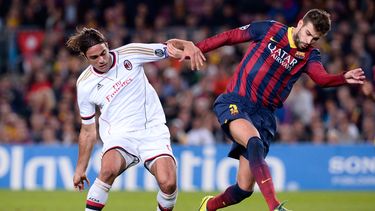 americateve | El jugador del Barcelona, Gerard Piqu&eacute;, derecha, disputa un bal&oacute;n con Alessandro Matri, izquierda, del Milan, en un partido por la Liga de Campeones el mi&eacute;rcoles, 6 de noviembre de 2013, en Barcelona. (AP Photo/Manu Fernandez)