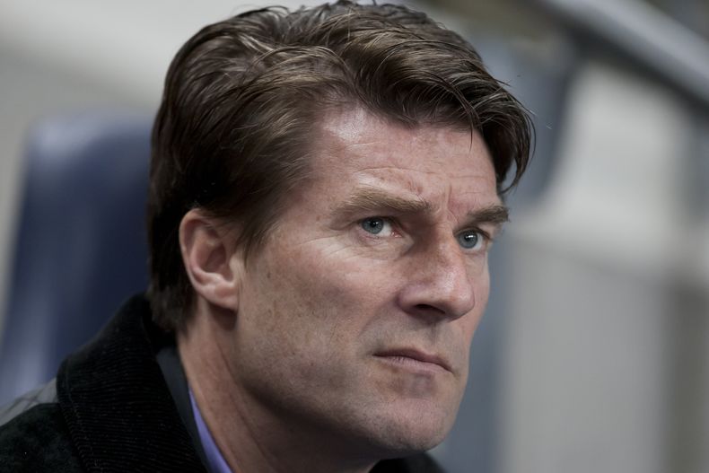 El t&eacute;cnico de Swansea, Michael Laudrup, observa un partido contra Manchester City el 1 de diciembre de 2013 en Manchester, Inglaterra. Laudrup fue despedido el martes, 4 de febrero de 2014. (AP Photo/Jon Super, File)