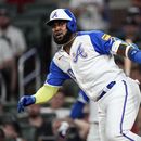 El dominicano Marcell Ozuna, de los Bravos de Atlanta, conecta un sencillo en el encuentro del viernes 28 de julio de 2023 (AP Foto/John Bazemore)