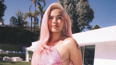 karol g se mostro disfrutando del sol al ritmo del baile del gorila