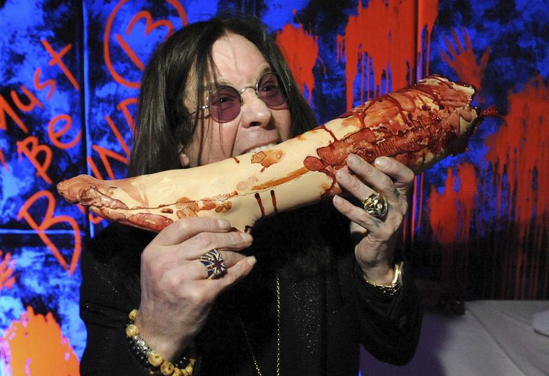 ARCHIVO - Ozzy Osbourne posa con utilería del laberinto Black Sabbath: 13 3D en Universal Studios Halloween Horror Nights el 17 de septiembre de 2013, en Universal City, California. (Foto John Shearer/Invision/AP, archivo)