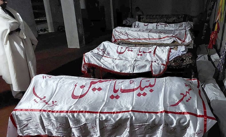 Funeral de personas que murieron en un tiroteo en Parachinar, Pakistán, el viernes 22 de noviembre de 2024. (AP Foto/Hussain Ali)