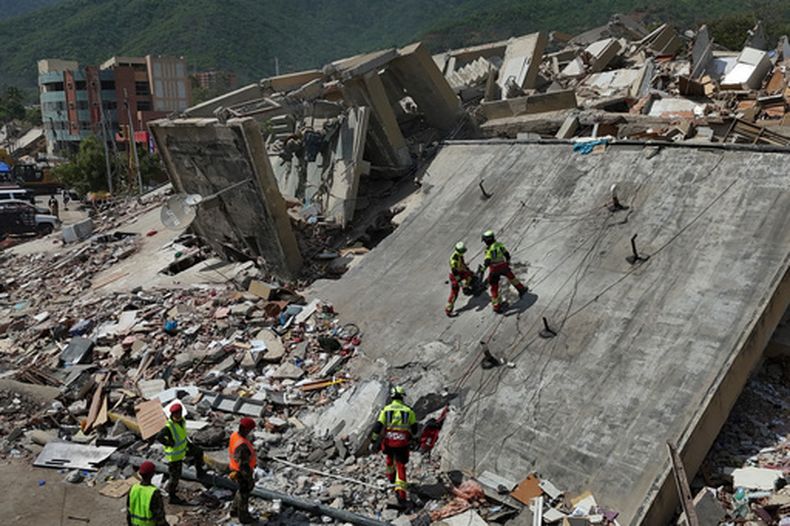Equipos de rescate del Ejército mexicano buscan a personas atrapadas en edificios colapsados tras los sismos que sacudieron La Guaira, Venezuela, el domingo 28 de junio de 2026. (Foto AP/Matias Delacroix)