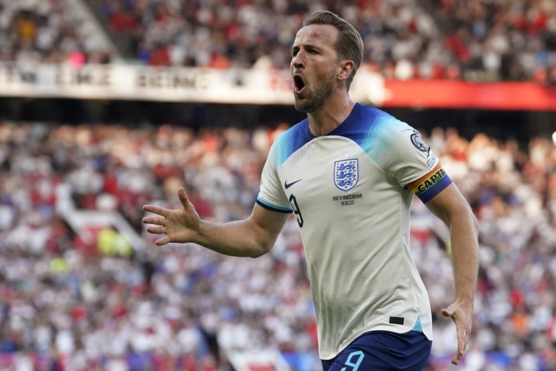 El inglés Harry Kane festeja tras anotar en el partido de la eliminatoria hacia la Euro ante Macedonia del Norte, el lunes 19 de junio de 2023 (AP Foto/Dave Thompson, archivo)