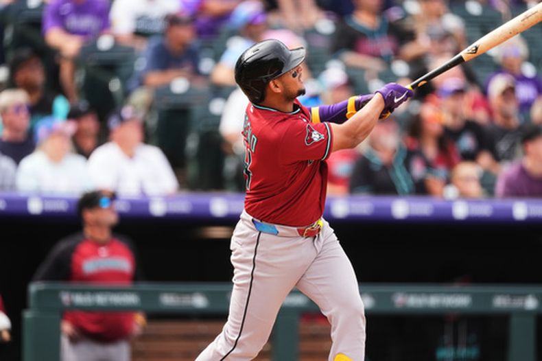 Gabriel Moreno de los Diamondbacks de Arizona conecta un jonrón ante los Rockies de Colorado, el jueves 24 de septiembre de 2026, en Denver. (AP Foto/David Zalubowski)
