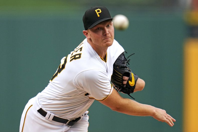 El abridor de los Piratas de Pittsburgh Mitch Keller lanza en la primera entrada del encuentro ante los Padres de San Diego el miércoles 28 de junio del 2023. (AP Foto/Gene J. Puskar)