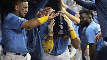 Isaac Paredes (izquierda) y Randy Arozarena felictan a José Siri (centro) luego que Siri conectó un jonrón ante los Reales de Kansas City, el domingo 25 de junio de 2023, en St. Petersburg, Florida. (AP Foto/Steve Nesius)