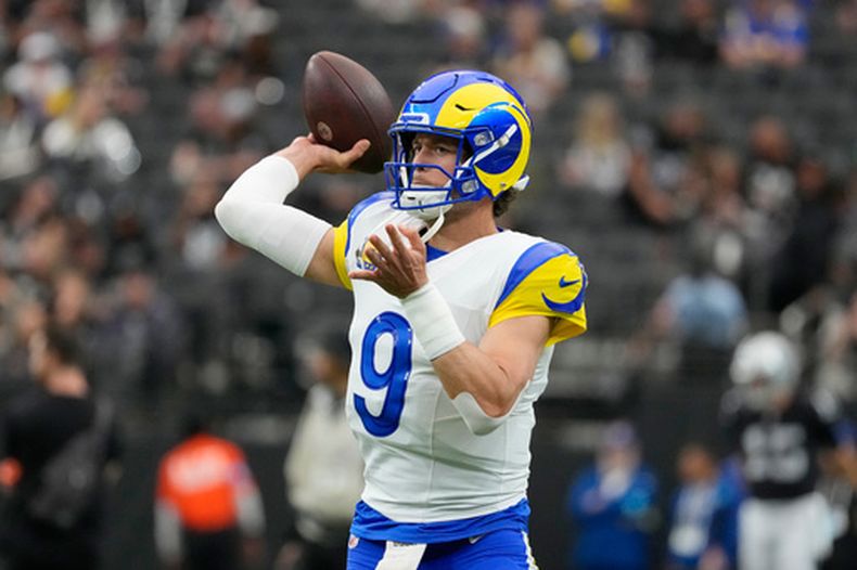 El quarterback de los Rams de Los Ángeles, Matthew Stafford, entrena antes de un partido de fútbol americano de la NFL contra los Raiders de Las Vegas, el domingo 25 de octubre de 2026, en Las Vegas. (Foto AP/John Locher)