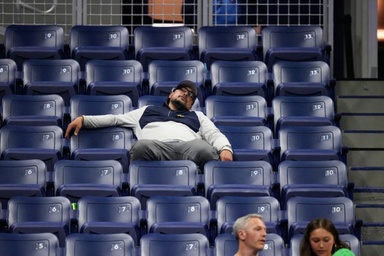 Un espectador duerme en su asiento mientras el alemán Alexander Zverev se enfrenta al chileno Alejandro Tabilo en el tercer set, durante la tercera ronda del Abierto de Estados Unidos de tenis, en la madrugada del domingo 6 de septiembre de 2026, en Nueva York. (AP Foto/Frank Franklin II)