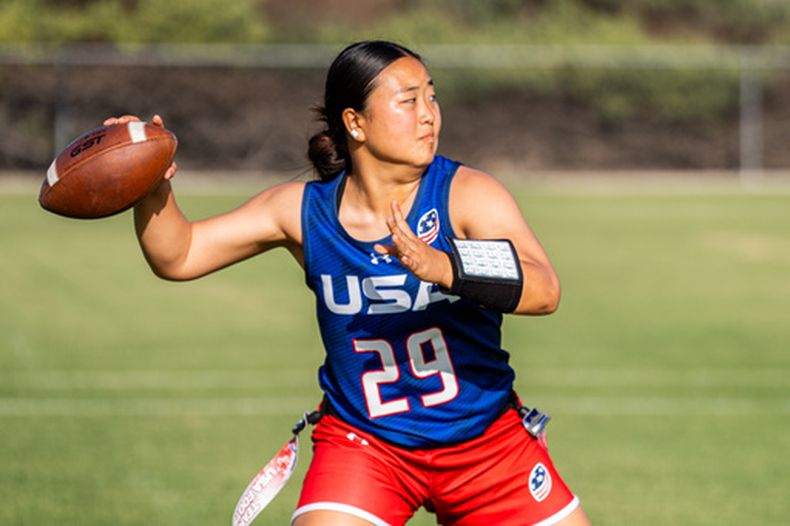 Esta fotografía, proporcionada por USA Football, muestra a Akemi Higa, jugadora de la selección nacional femenina de flag football, preparándose para lanzar un pase en un campo de entrenamiento de USA Football en Chula Vista, California, el viernes 17 de abril de 2026. (Mina Creamer/USA Football vía AP)