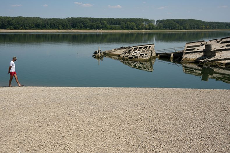 Los restos de un antiguo buque de guerra alemán son visibles en el río Danubio debido a la sequía, frente a la represa Djerdap II entre Rumania y Serbia, cerca de Prahovo, Serbia, el 4 de agosto del 2026. (AP foto/Darko Vojinovic)