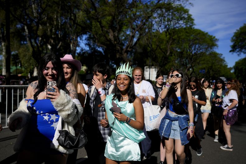 Fans de camino al primer concieto de Taylor Swift de su gira Eras en el estadio Monumental de Buenos Aires, Argentina, el jueves 9 de noviembre de 2023. (Foto AP/Natacha Pisarenko)