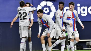 Barcelona remonta, vence 2-1 a Osasuna y asegura la cima