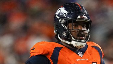 ARCHIVO - Eyioma Uwazurike, defensive end de los Broncos de Denver observa durante un partido de pretemporada de la NFL ante los Vikings de Minnesota, en Denver. 27 de agosto de 2022. (AP Foto/Jack Dempsey, File)