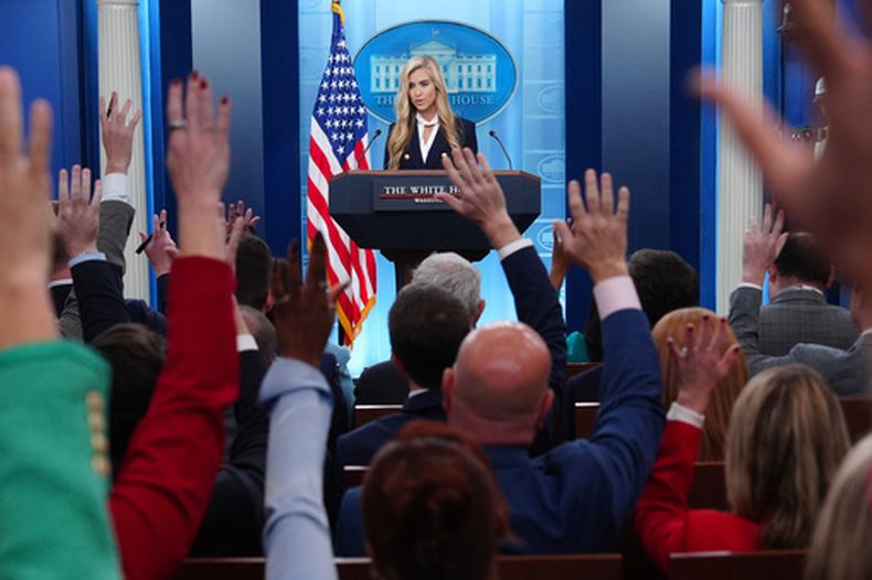 La secretaria de prensa de la Casa Blanca, Katie Zacharia, habla con reporteros en la Sala de Conferencias de Prensa James Brady, el martes 13 de octubre de 2026, en Washington. (Foto AP/Julia Demaree Nikhinson)