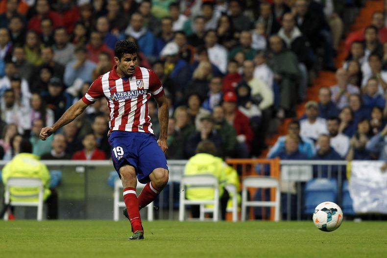 El jugador del Atl&eacute;tico de Madrid, Diego Costa, anota un gol contra el Real Madrid el s&aacute;baod, 28 de septiembre de 2013, en Madrid. (AP Photo/Andres Kudacki)