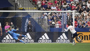 Whitecaps sorprenden a RSL con penal de último minuto