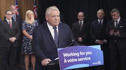 El primer ministro de Ontario, Doug Ford, habla con los medios de comunicación mientras algunos alcaldes y ministros del gobierno observan en Queens Park en Toronto el jueves 12 de diciembre de 2024. (Chris Young/The Canadian Press vía AP)