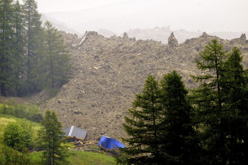 Los efectos de la avalancha en Wiler, luego del colapso del glaciar Birch en Blatten, Suiza, el 28 de mayo del 2025. (Jean-Christophe Bott/Keystone via AP)