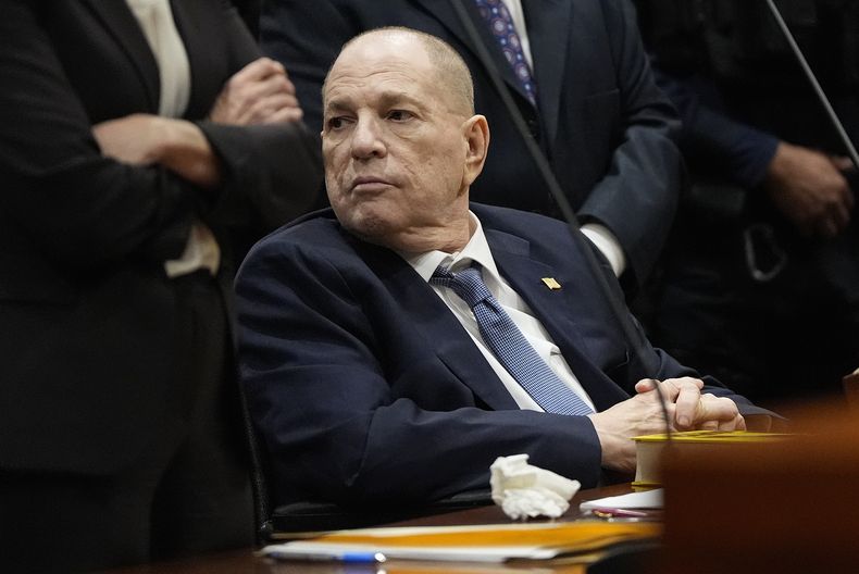 Harvey Weinstein comparece ante el tribunal penal de Queens el jueves 9 de mayo de 2024, en Nueva York. (AP Foto/Julia Nikhinson)