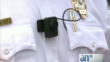 comision del condado discutira propuesta de colocar camaras portatiles en uniformes de policias