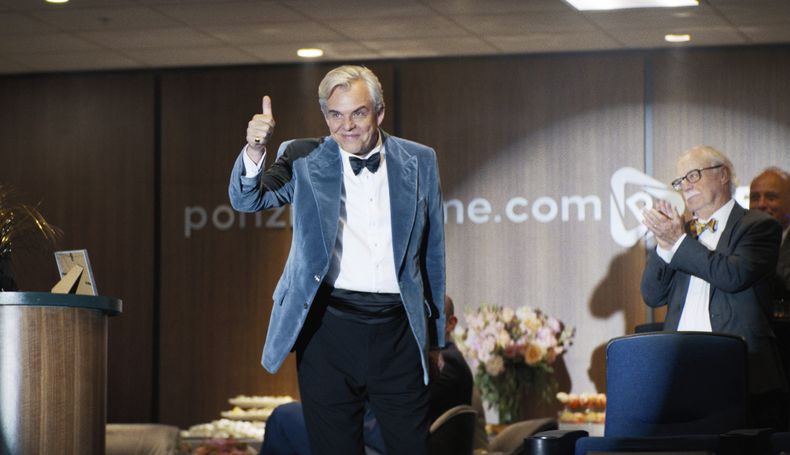 Esta imagen publicada por Paramount Pictures muestra a Danny Huston en una escena de The Naked Gun. (Paramount Pictures via AP)
