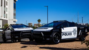 Camionetas Cybertruck de Tesla de la Policía Metropolitana de Las Vegas se muestran en Las Vegas el martes 28 de octubre de 2025. (AP Foto/Ty ONeil)