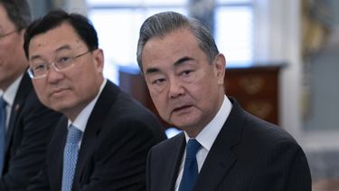 El ministro de Asuntos Exteriores chino, Wang Yi, a la derecha, en una reunión bilateral con el secretario de Estado, Antony Blinken, en el Departamento de Estado en Washington, el viernes 27 de octubre de 2023. (AP Foto/Jose Luis Magana)